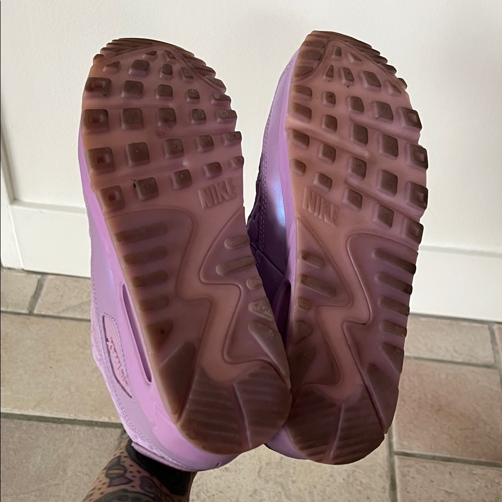 Nike Women's Air Max 90 'Macaroon' in the lavender colorway - Picture 7 of 8